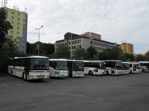 Autobusy Dopravního podniku urèené pro pøímìstskou dopravu parkující u autobusového nádraží. Kromì klasických linkových Karos a Crosswayù tu mají také 6 patnáctimetrvých Aresù hlavnì pro linku do Ostrova nad Ohøí.