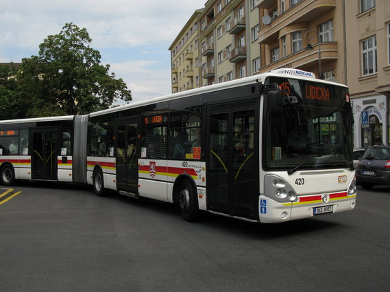 Jediný kloubový Citelis (z roku 2012) na páteøní lince 15 vyjíždí z autobusového terminálu MHD u mìstské tržnice.