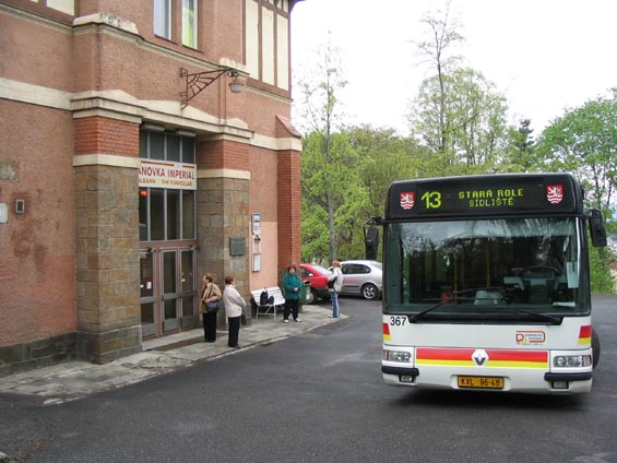 Citybus linky 13 pøed horní stanicí lanovky k hotelu Imperial.