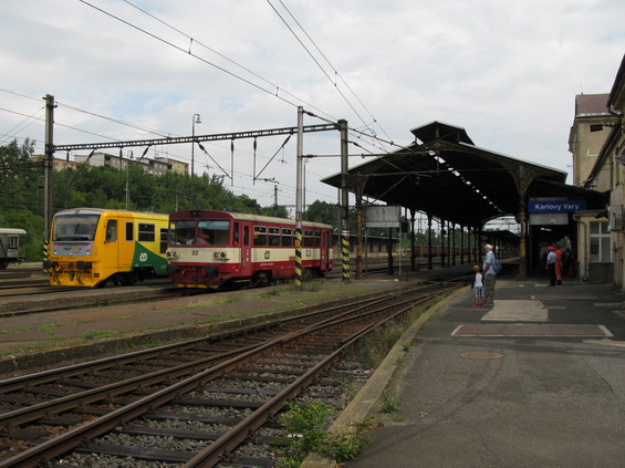 Chátrající Horní vlakové nádraží na hlavní trati mezi Chebem a Ústím nad Labem. Na èásti osobních vlakù tu jezdí moderní motorové jednotky RegioShark.