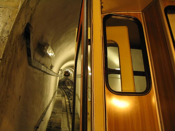 Pohled z dolní stanice tunelové lanovky k hotelu Imperial.
