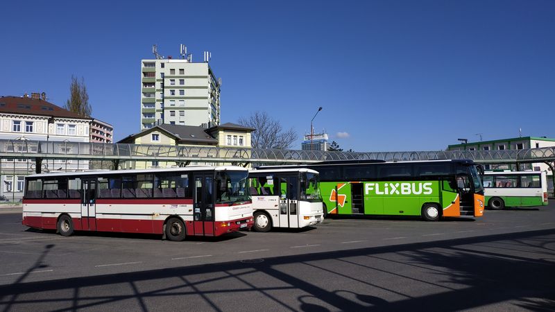 Aktuální skladba regionálních a dálkových autobusù na libereckém autobusovém nádraží. Monopol dálkového dopravce RegioJet mezi Libercem a Prahou se snaží do roku 2017 nabourat i zelenooranžový FlixBus.