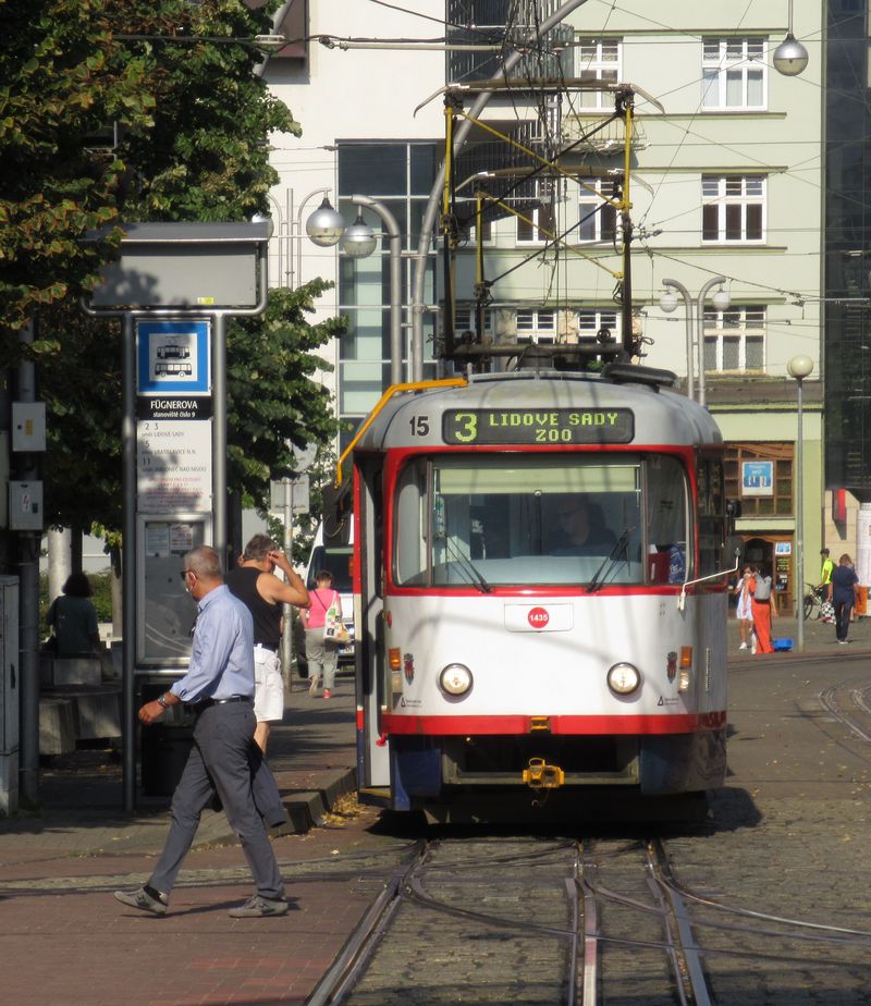 Další ex-olomoucká tramvaj v centrální zastávce Fügnerova. Dvì dvojice èervenomodrobílých tramvají mùžete potkávat postupnì od jara 2020 na linkách 2 a 3.