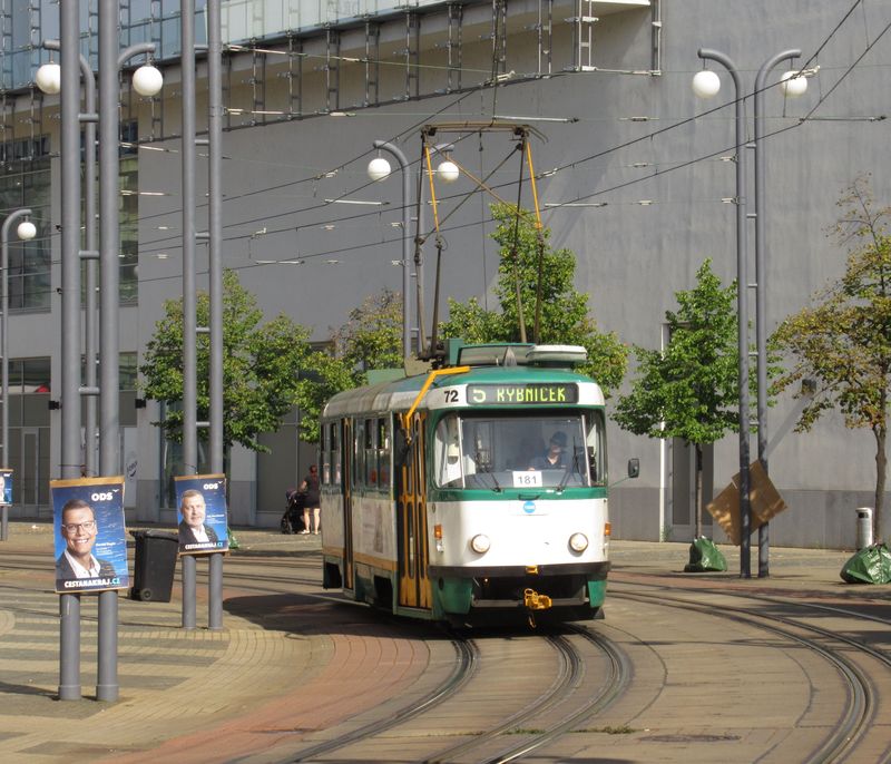 Také na doplòkové úzkorozchodné lince z Rybníèku do Vratislavic nad Nisou potkáte nejstarší tramvaje typu T3SU. Linka 5 je standardnì zjiš�ována pomocí sólo vozù. Tento vùz je z poslední dodávky tìchto tramvají v roce 1987.