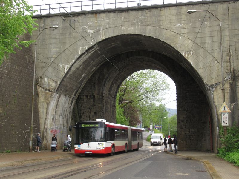 Pùvodnì plzeòský Solaris pøijíždí do koneèné zastávky Viadukt na lince X3, kde na nìj za pár okamžikù naváže tramvaj. Aktuálnì má liberecký DP ve stavu už 20 kloubových vozidel.