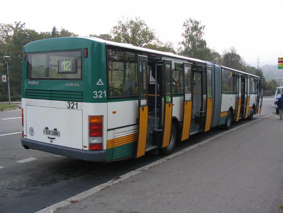 Jeden ze dvou kloubových libereckých autobusù na koneèné zastávce Zelené Údolí.