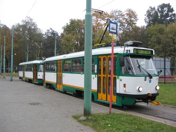 Tato tramvaj zachycená na koneèné v Jablonci nad Nisou se letos pøevtìlila z T2 na T3R .
