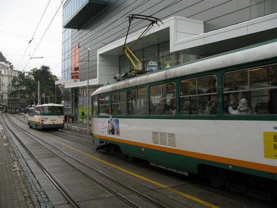 Zastávka Šaldovo námìstí slouží jak pro tramvaje, tak pro autobusy, kterých tu i o víkendu jezdí požehnanì. Bezproblémovì funguje detekce tramvají i autobusù na svìtelných køižovatkách.