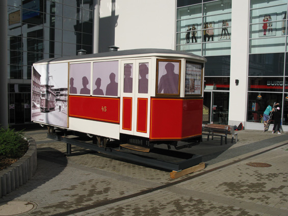 Maketa historické tramvaje láká pøed obchodním centrem Forum na výstavu o historii tramvajové dopravy v Liberci.
