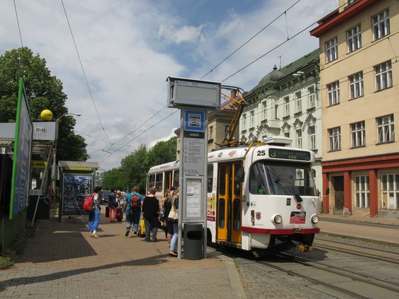 Tramvajová zastávka u Hlavního nádraží. Jelikož probìhla návštìva o víkendu, nebylo možné vidìt zdejší první kloubovou tramvaj EVO2, která zde jezdí na libereckých linkách od roku 2012.