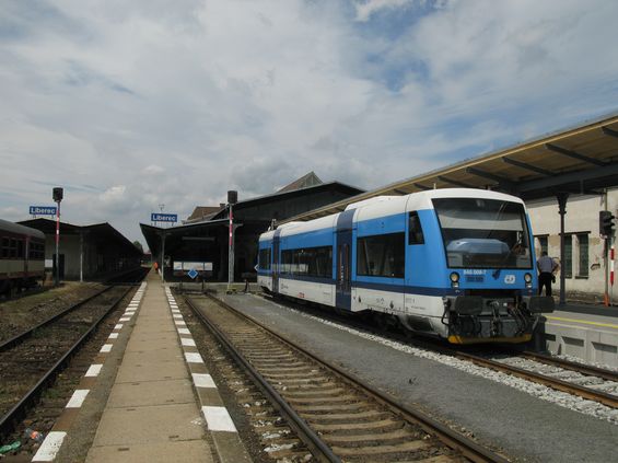 Motorové vozy od Stadleru jezdí na Liberecku zejména na páteøní lince Liberec - Tanvald - Harrachov. Znaènì opotøebovaná tra� prošla letos modernizací, která pøinese od prosince zkrácení inervalu ze 40 na 30 minut.