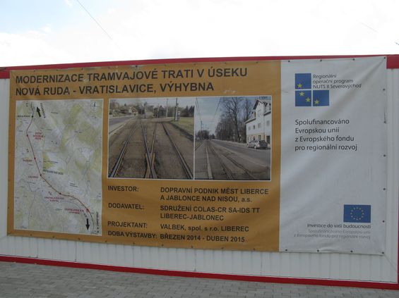 Plachta ve vratislavické výhybnì informuje o roèní modernizaci tramvajové trati, na níž se také podílela Evropská unie.