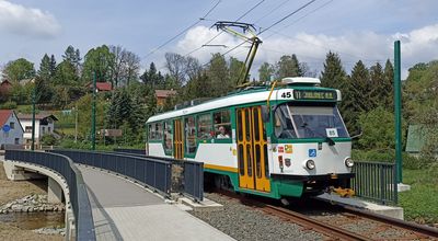 Liberec je konen opt propojen s Jabloncem nad Nisou tramvaj. Dlouh ti roky trvala modernizace poslednho seku uniktn mezimstsk trati mezi Vratislavicemi a Jabloncem nad Nisou. Pvodn tra ...