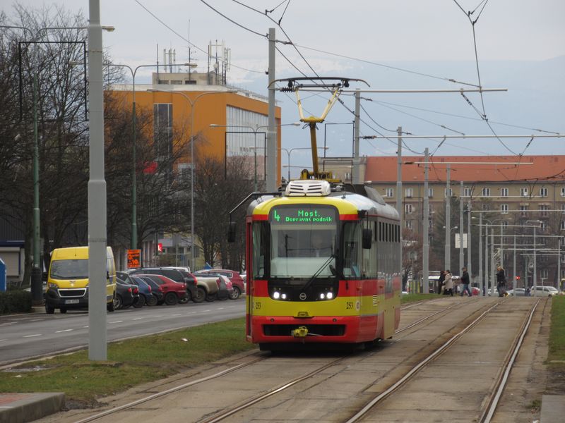Jedna ze dvou nejnovìjších tramvají – Vario, tentokrát typu LFR.S, od Pragoimexu, která vznikla z velké èásti v dílnách místního DP v roce 2016. Oproti svým dvìma pøedchùdkyním má tato tramvaj ètyødílné skládací dveøe a jezdí na mezimìstské lince 4 do Litvínova.