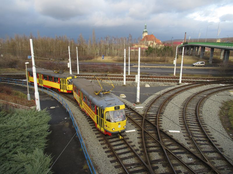 Starší dvojice tramvají T3 na jednom ze špièkových spojù míøí z Litvínova do centra Mostu na mezimìstské lince 4. Èást starších tramvají má elektronické displeje, èást je vìrná tradièním plechovým cedulím.