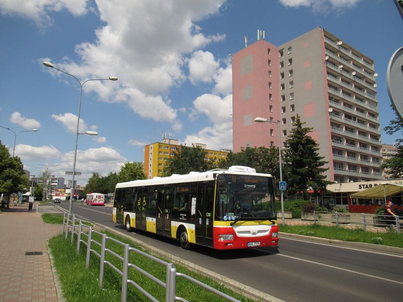 Nejvíce zastoupený typ autobusu – SOR NB12 projíždí nejvìtším mosteckým sídlištìm Kahan na polookružní lince 17, která je jednou z hlavních linek - ve špièkách jezdí každých 15 minut.