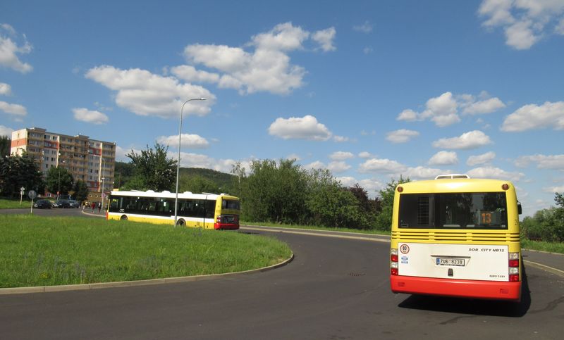 Koneèná autobusové linky v obávaném sídlišti Janov, které leží západnì od centra Litvínova. I zde najdete témìø výhradnì autobusy SOR NB12, kterých poøídil místní dopravní podnik mezi roky 2012 a 2018 celkem 47.