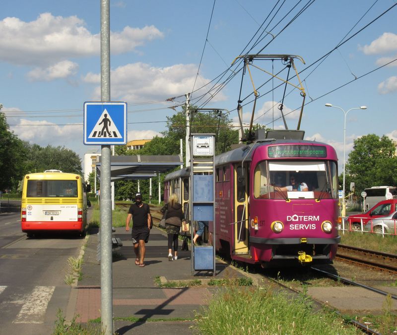 U litvínovského nádraží fungují garantované pøestupy mezi tramvajemi od Mostu a autobusovou linkou 13 smìr Janov. Stejnì jako linka 23 do Meziboøí, jezdí i páteøní litvínovská linka 13 každých 15 minut.