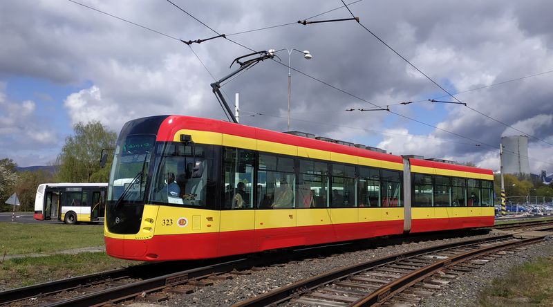 Z nového pøestupního bodu u Chemopetrolu vyjíždí jedna ze dvou nejnovìjších tramvají EVO2, které byly dodány poèátkem roku 2021. Celkem jich má místní DP už 5 a všechny jsou urèeny pro mezimìstské linky mezi Mostem a Litvínovem.