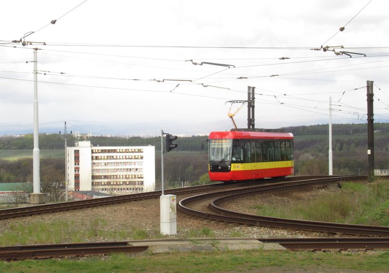 Na smyèku Velebudická na jižním okraji Mostu pøijíždí ojedinìlý prototyp tramvaje EVO1, který jezdí v Mostì od roku 2016. V pozadí je budova Severografie, podle které je pojmenována pøedchozí zastávka na této trati.