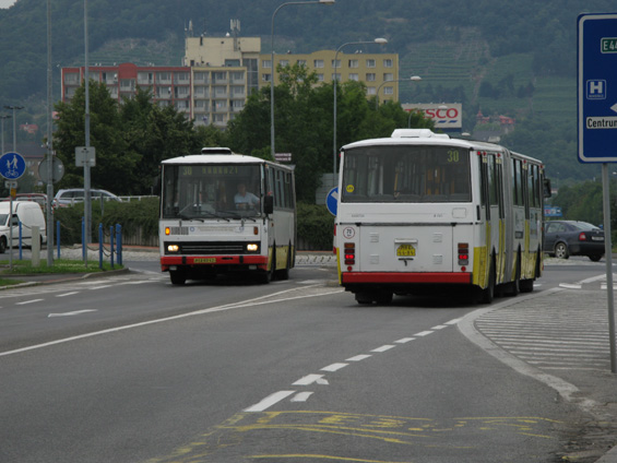Na lince 30 vìtšinou jezdí kloubové autobusy. Celodenní interval této páteøní mostecké linky je 10 minut.