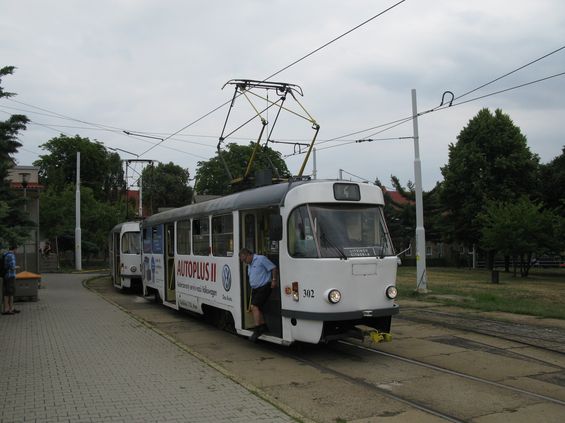 Dvojice na špièkovém spoji linky 4 na koneèné v Litvínovì nesoucí název Citadela. Nìkteré tramvaje T3 již disponují elektronickými informaèními panely.