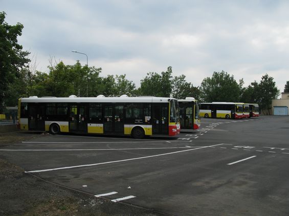 Pohled do litvínovských garáží místního DP. Po opuštìní pøímìstských linek na konci roku 2014 zùstalo mnoho zánovních autobusù bez práce.