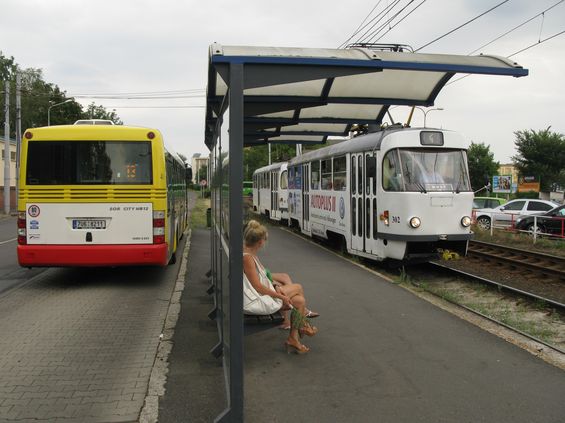Pøestupní zastávka u litvínovského nádraží. V rámci optimalizace linkového vedení na konci roku 2012 byla zjednodušena také sí� autobusových linek. Páteøní linkou pro Litvínov se stalo èíslo 13 s intervalem 15 minut ve špièkách.