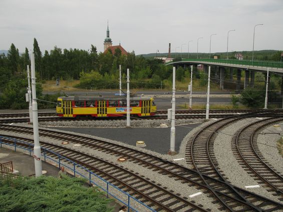 V rámci evropského projektu IPRM byla zrekonstruována také centrální køižovatka u Zimního stadionu, kde se místní skromná tramvajová sí� vìtví do Litvínova, Mostu a k mosteckému nádraží. Tramvaj na obrázku je nasazena na linku 3, která jezdí pouze ve špièkách a spojuje Litvínov s mosteckým nádražím.