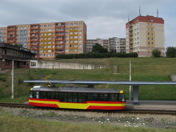 Nová tramvaj na koneèné zastávce Interspar ležící jižnì od místního nejvìtšího sídlištì, které je však primárnì obsluhováno autobusy. Malá tramvaj v intervalu 15 minut se na této obøí smyèce vyjímá o to titìrnìji.