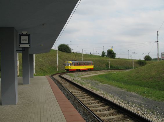 Ve špièkách jezdí na koneènou u Intersparu také linka 1, nabízející pøímé spojení z Litvínova a podnikù mezi ním a Mostem. Díky optimalizaci MHD v prosinci 2012 se snížil poèet tramvajových linek na 4 a sjednotily se také jejich intervaly.