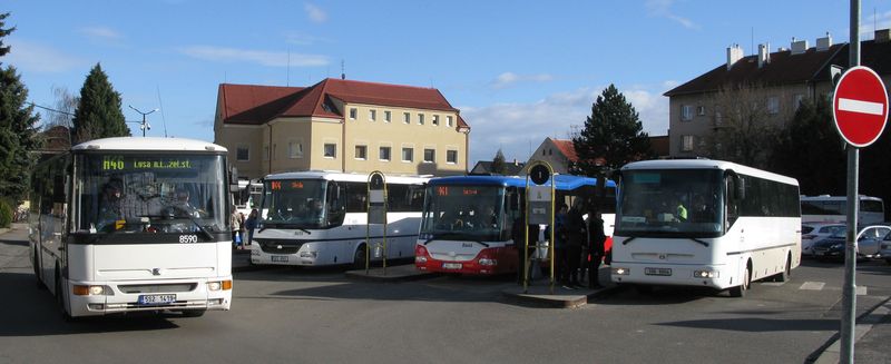 Odpolední špička na nymburském autobusovém nádraží. Většina vozidel dopravce OAD Kolín už je připravena na zapojení do PID od 26. března. Už to bude 10 let, co byla místní firma ČSAP začleněna pod hlavičku OAD Kolín.