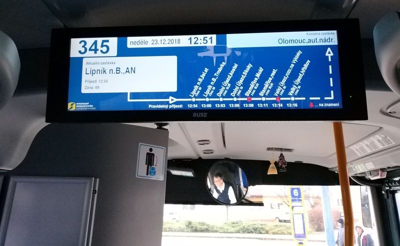 V èásteènì nízkopodlažním 15metrovém autobusu Scania moravské Arrivy informují cestující o trase tyto širokoúhlé LCD displeje.
