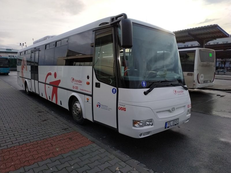 Ze sousedního systému ODIS zajíždí do Olomouce také novì vysoutìžený dopravce Transdev, který pøi nákupu nových autobusù vsadil na znaèku SOR. Oba sousední kraje preferují bílé autobusy a nákup nových vozidel na zaèátku kontraktu.