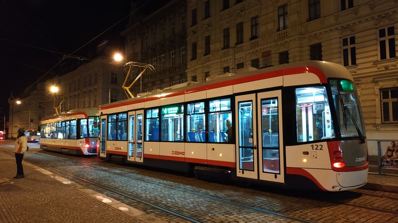 Z osmi nových tramvají EVO1 jsou 3 obousmìrné, tedy s kabinou øidièe na jednom konci a dveømi na obou bocích. Urèeny jsou pro tra� do Trnkovy ulice, ukonèenou kolejovým pøejezdem. Chtìjí-li tyto tramvaje využít obousmìrnost, musí být spøahovány pouze do dvojic.