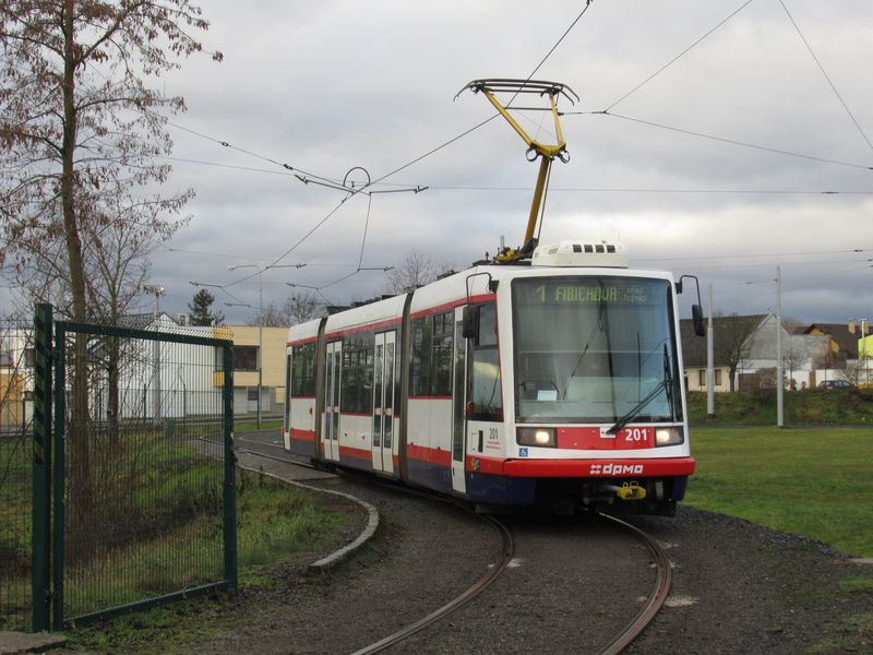 První nízkopodlažní tramvaj v Olomouci na koneèné Nová Ulice. Do této ètvrti jezdily tramvaje už mnohem døíve, jen úplnì jinudy. Pøeložka trati v souvislosti s novým sídlištìm zde probìhla v roce 1981.