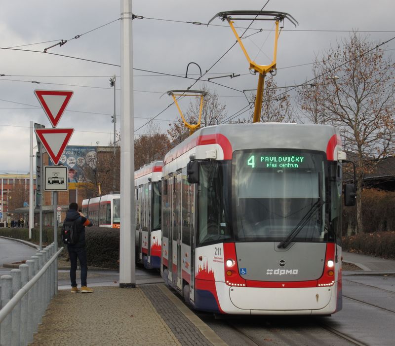 V roce 2018 poøídil DPMO 8 zcela nových tramvají EVO1, z nichž 5 v jednosmìrné a 3 v obousmìrné verzi. Oproti tramvajím Vario, kterými obnovoval svùj vozový park dosud, mají mnohem více nízké podlahy a všemi dveømi je možné nastupovat bez schodù.