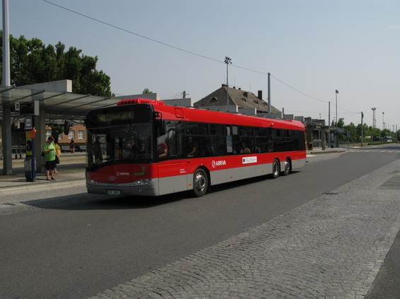 Na vytížených pøímìstských linkách provozuje dopravce ARRIVA MORAVA kapacitní patnáctimetrové autobusy Solaris. Èást integrovaných linek IDSOK jezdí také pøes Hlavní nádraží. To autobusové je totiž trochu z ruky.