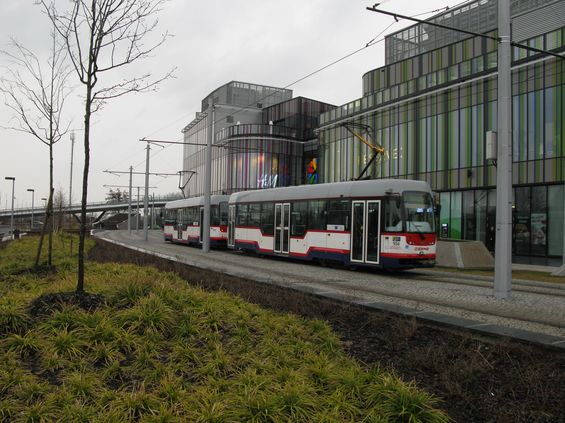 Nová tra� vede také kolem nového obchodního centra Šantovka. Právì tato zastávka dodává novým tramvajím vìtšinu potøebných cestujících.