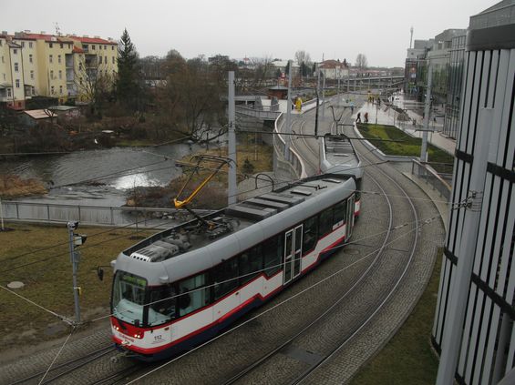 V rámci výstavby OC Šantovka vyrostla také lávka pro pìší nad novou tramvajovou køižovatkou, kde se nová tra� napojuje na stávající tramvajovou sí�.