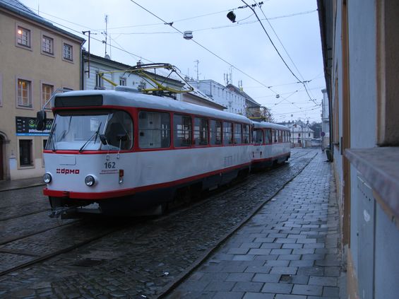 O víkendu lze spatøit pùvodní vozy T3 pouze odstavené ve vozovnì nebo poblíž vozovny na ulici spojující vozovnu s bìžnì pojíždìnou tramvajovou sítí.