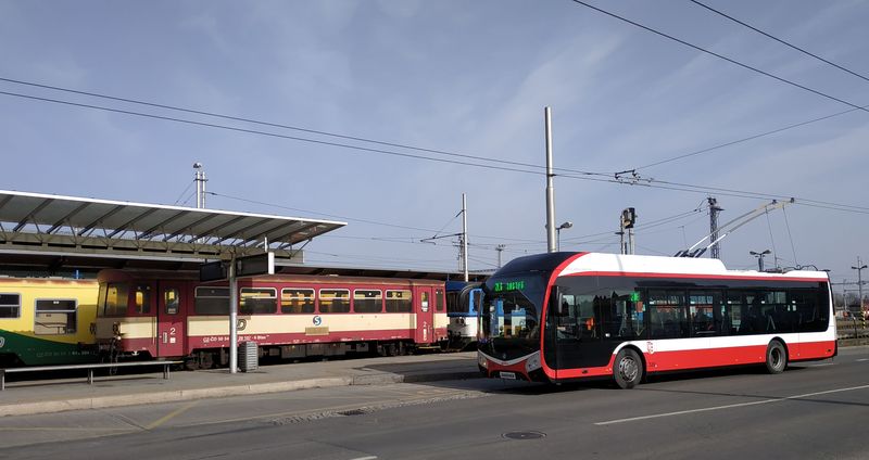Na východním nádraží se potkávají vlaky s MHD i regionálními autobusy a jedná se o hlavní přestupní uzel v Opavě. Dobrou polovinu vozového parku trolejbusů už tvoří tyto vozy Škoda 32Tr, 10 z 15 je vybaveno pomocným bateriovým pohonem.