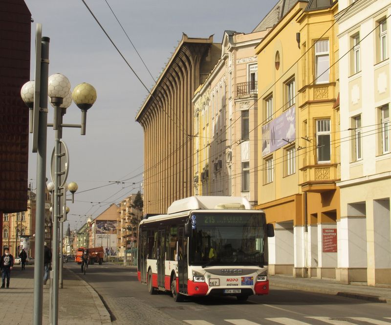 Významná část opavských autobusů jezdí na plyn. Pro méně vytížené linky je k dispozici 7 midibusů Iveco Urbanway 10,5M, které byly pořízeny v roce 2015. Jeden z nich přijíždí k divadlu kolem známého obchodního domu Breda.