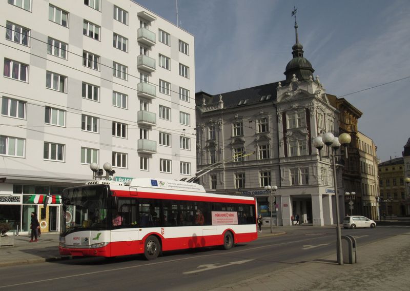 Zástupce druhé série trolejbusů Škoda 26Tr z roku 2014, kterých bylo pořízeno pět. Celkem čítá flotila tohoto typu 13 vozidel a jen menší část si drží červenobílý opavský nátěr, ostatní jsou oblečeny do celovozové reklamy.