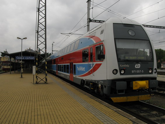 Na Východním nádraží je ukonèena hlavní vlaková linka mezi Opavou a Ostravou. Jezdí zde dvoupodlažní elektrické jednotky CityElefant v pravidelném hodinovém taktu, ve špièkách èastìji. Železnice je plnì zapojena do integrovaného systému ODIS.