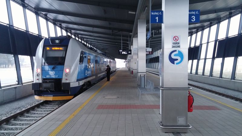 Původní patrové CityElefanty byly od prosince 2014 vystřídány těmito dvěma dvouvozovými RegioPantery na nové lince S4 z Bohumína přes ostravské hlavní i svinovské nádraží. Jízdy vlaků jsou nastaveny podle příletů a odletů nevelkého počtu letadel a také podle sezony. Vlaky S4 by měly navazovat v Ostravě na ostatní dálkové vlaky.
