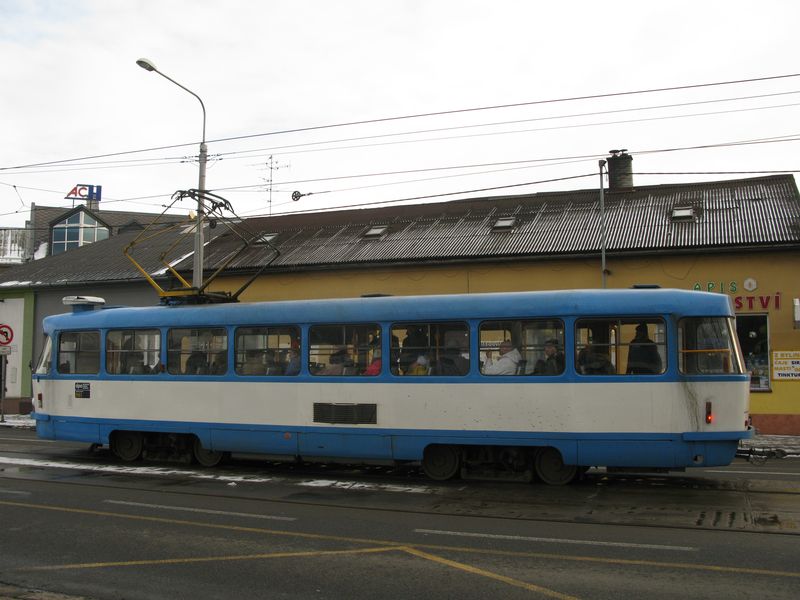 Nově se v zastávce Hulváky dá přímo přestoupit z trolejbusu a autobusu na tramvaj. Klasických nerekonstruovaných tramvají T3SU můžete v Ostravě potkat ještě více než 30. Naprostá většina současných tramvají T3 je po modernizaci. Tento vůz byl vyroben v roce 1985.