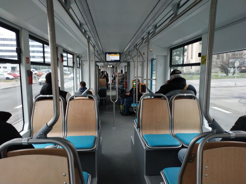 Sedadla v nových tramvajích kombinují omyvatelné døevo s pohodlnìjších polstrováním koženkou v nových barvách ostravské MHD. Díky dodávce nových tramvají mohly být vyøazeny poslední dvouèlánkové tramvaje K2.