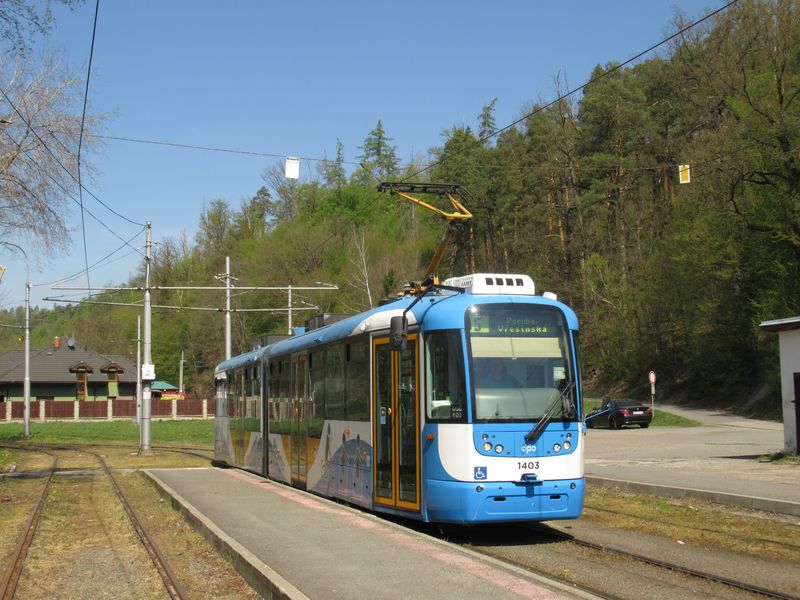 Dvoudílné Vario upravené pro hromadnou pøepravu kol èi lyží jezdí na lince 5 do Zátiší. Zde na koneèné uprostøed lesù a okolních vesnièek. Je to jediný pozùstatek po kdysi rozsáhlé síti pøímìstských tramvajových tratí na Ostravsku. Dvouèlánková Varia jsou v Ostravì pouze 4, toto pochází z roku 2013.