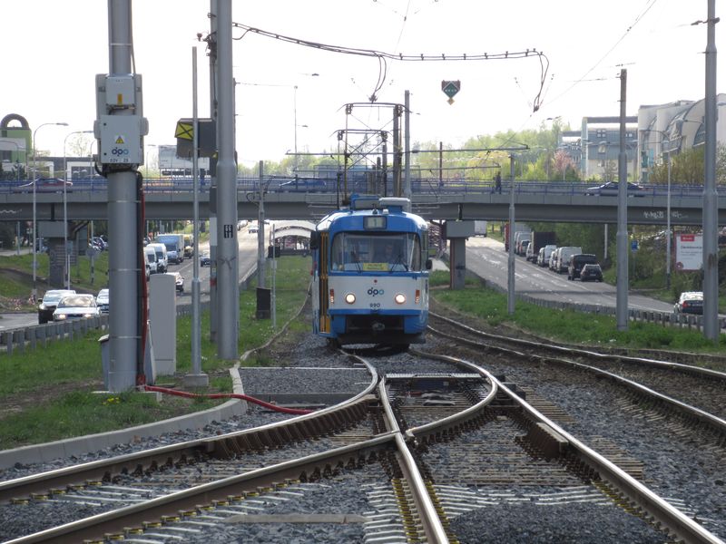 Ostrava zkouší také vysokorychlostní výhybky, které umožní jízdu až 40 km/h  pøímém smìru. Tato se nachází pøed zastávkou Josefa Kotase ve smìru od Dubiny. V tomto úseku by se v budoucnu také mìlo jezdit až 80 km/h. Zde zachycena jedna z 8 posledních provozních nemodernizovaných tramvají T3SUCS.